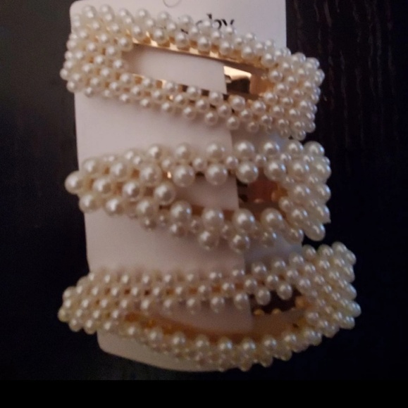 Accessories - NIB Pearl Hair clips